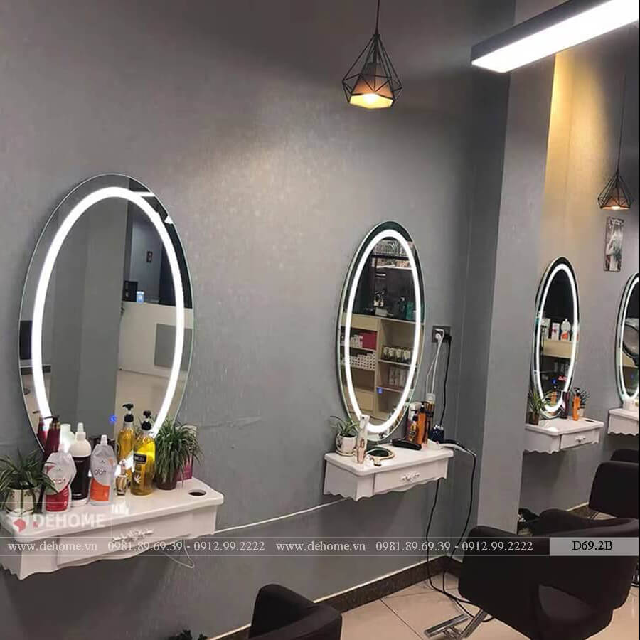 Gương trang điểm có đèn led được sử dụng ở các tiệm tóc