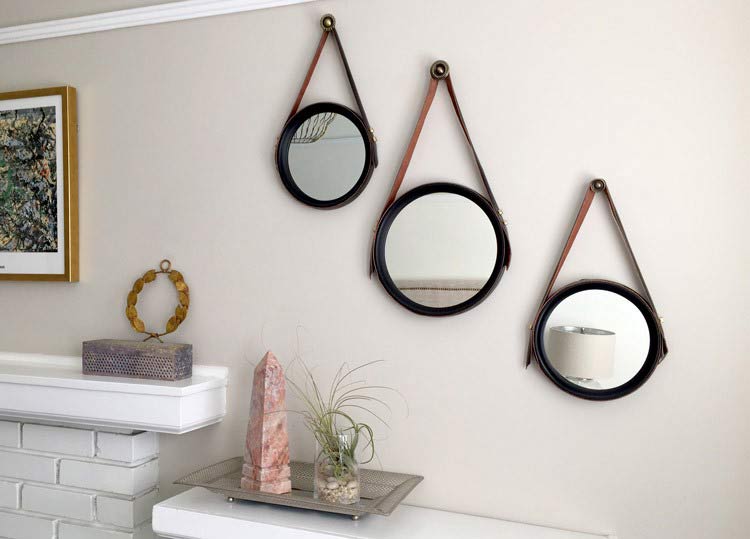 Gương tròn treo lên tường trong nhà