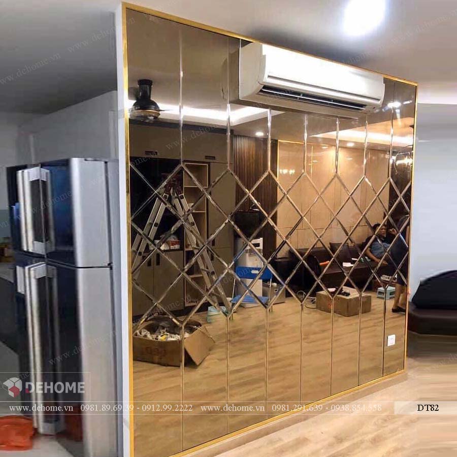 gương ghép dán tường trang trí phòng khách