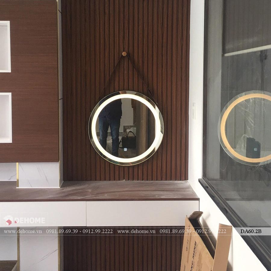 gương led bàn trang điểm dây da đen treo tường