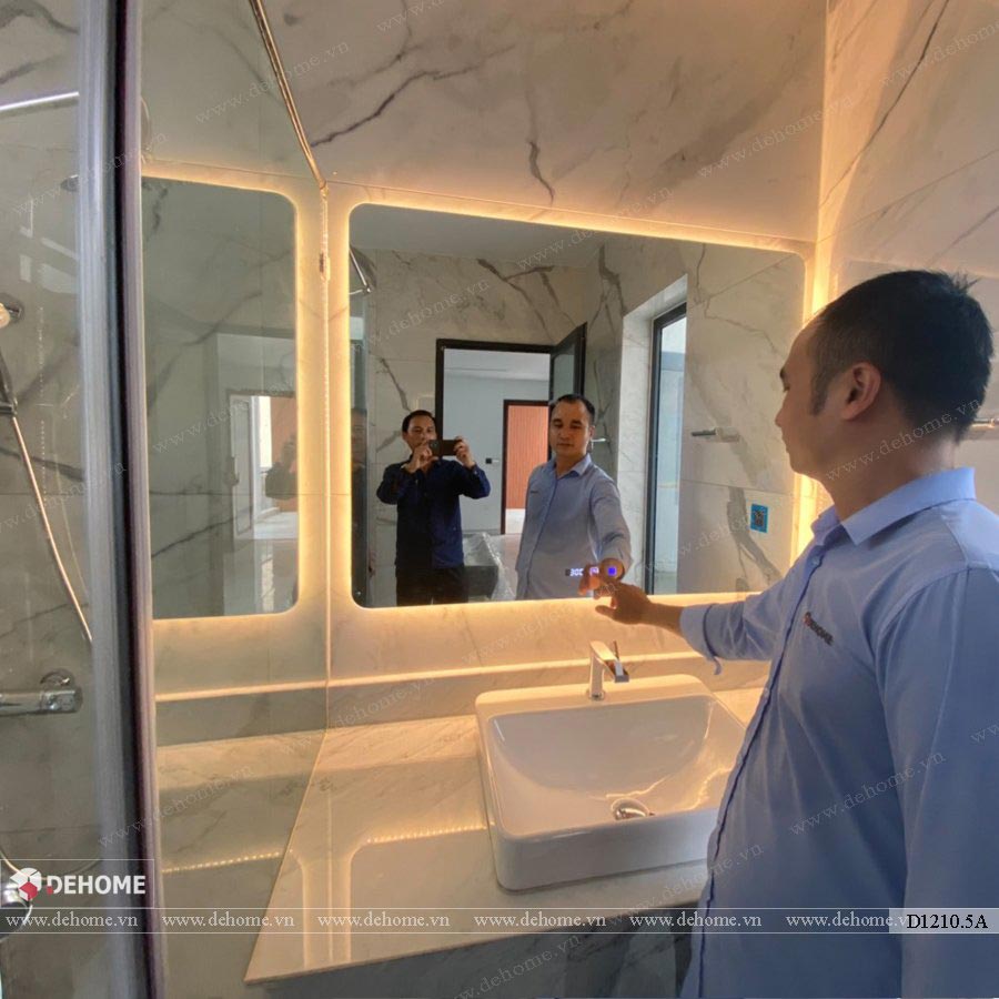 gương nhà tắm có nút nguồn cảm ứng