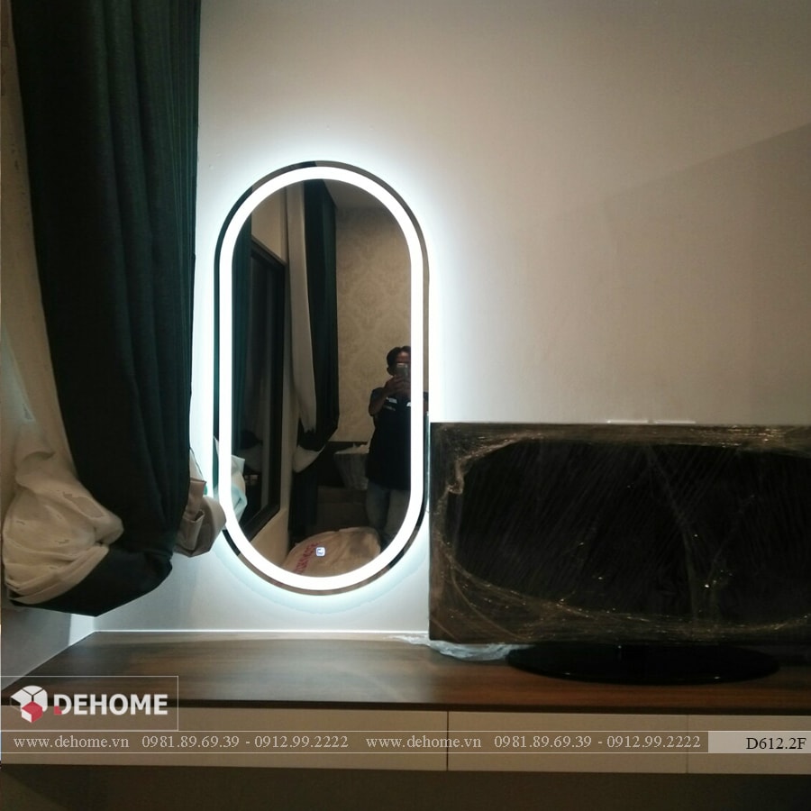 Gương bầu dục có đèn cho bàn trang điểm
