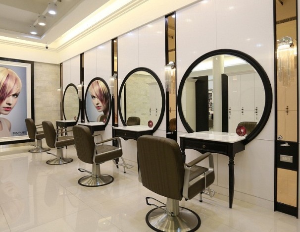 Gương cắt tóc mang lại không gian hiện đại