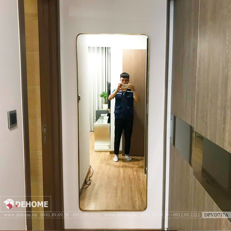 Gương khung mạ PVD tại Dehome thu hút cái nhìn của khách hàng