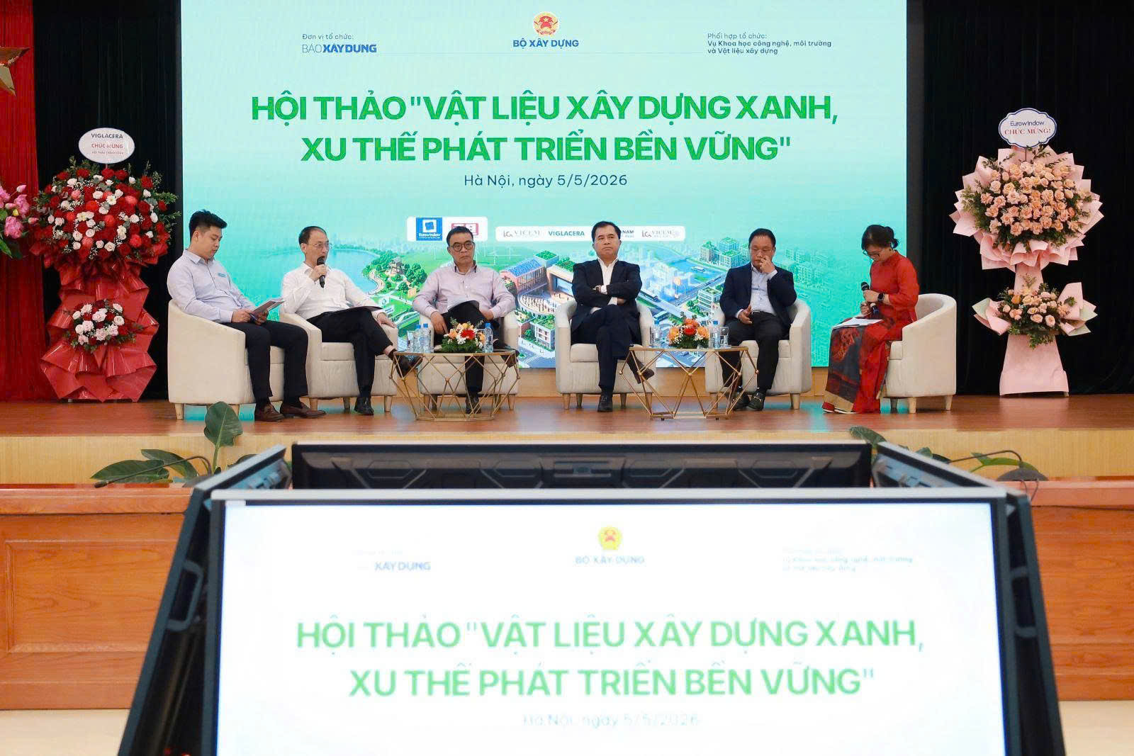 Các chuyên gia tham dự phần trao đổi, thảo luận
